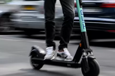 Gleicher Grundgedanke: E-Scooter werden in Städten für Fahrten von A nach B genutzt. 
