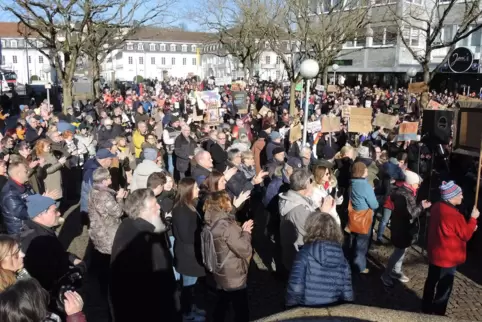 Mehr als 800 Menschen haben am Samstag auf dem Zweibrücker Hallplatz ein Zeichen für die Demokratie gesetzt.