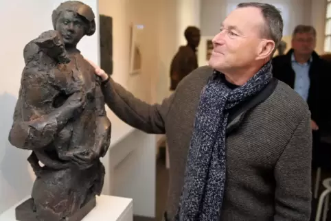Peter Koch, Neffe des verstorbenen Künstlers Erich Koch, vor der Bronzefigur „Paulette mit Hündchen“. 