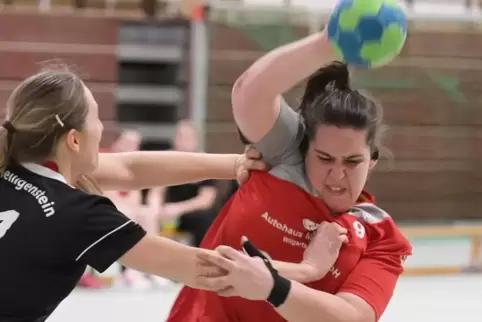 Fällt wohl länger aus: Lena Seibel (am Ball).