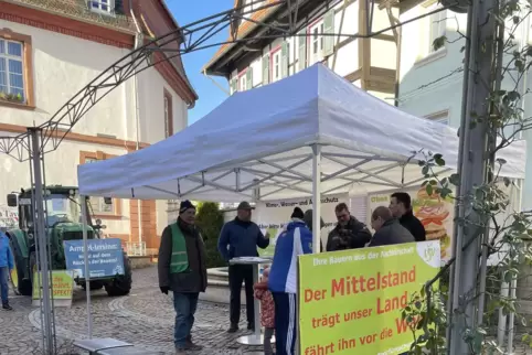 Mit ihrem Infostand wollen Landwirte informieren, warum sie auf die Straße gehen. 