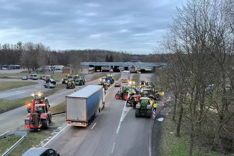 Grenzblockade deutscher und franz&ouml;sischer Landwirte bei Neulauterburg und Scheibenhardt. 