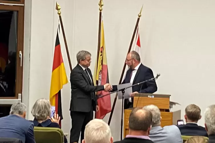 Der neue Verbandsbürgermeister Christian Hirsch (links) – hier Anfang Januar bei seiner Amtseinführung mit CDU-Vorgänger Erik Em