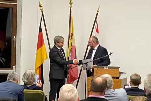 Der neue Verbandsbürgermeister Christian Hirsch (links) – hier Anfang Januar bei seiner Amtseinführung mit CDU-Vorgänger Erik Em