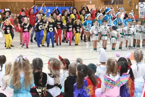 Gut 500 Besucher lockte die Kinderfasnacht des FC Bächel am Sonntag in die IGS-Turnhalle. Den kleinen und großen Gästen wurde in