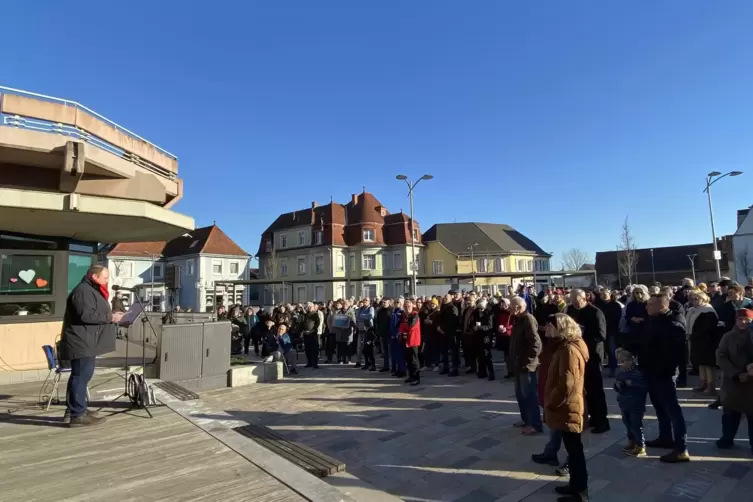 In Mutterstadt sei kein Platz f&uuml;r Fremdenfeindlichkeiten, stellte B&uuml;rgermeister Thorsten Leva (links) in seiner Rede klar. 