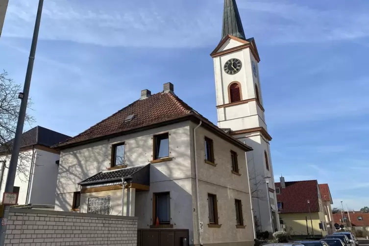 In diesem Haus neben der Roxheimer Kirche wurde früher von den Mallersdorfer Schwestern eine Krankenpflegestation betrieben. Die
