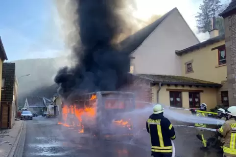 Der Bus war in der Imsweilerer Ortsdurchfahrt in Brand geraten. Der Fahrer konnte sich aus eigener Kraft retten, Fahrgäste haben