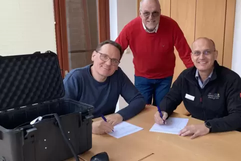  Matthias Schardt (von links), Ralf Friedmann und Karl Dieter Wünstel unterzeichen die Vereinbarung. 