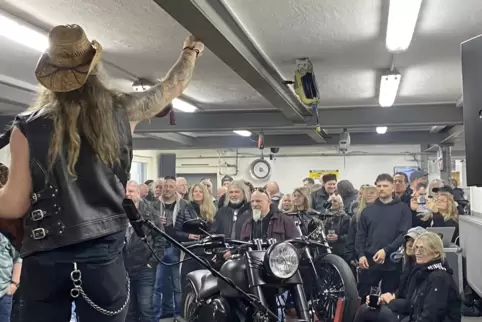 Beim Auftritt der Band „Buffalo High“ wurde es laut in der Motorradwerkstatt.