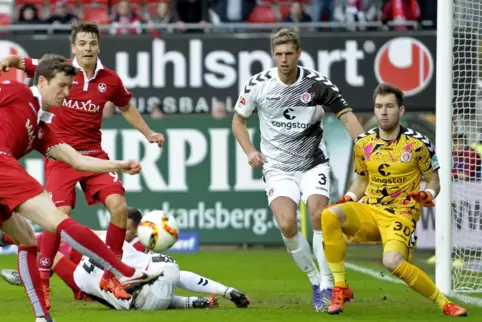 Robin Himmelmann kennt den Betzenberg. Der Torwart gab sein Bundesligadebüt auf dem Betze, hier 2015 mit dem FC St. Pauli beim F