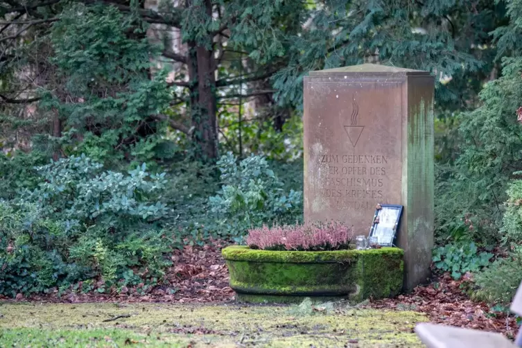 Das Mahnmal f&uuml;r die Opfer des Nationalsozialismus auf dem Landauer Hauptfriedhof. 