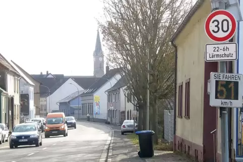 Seit vier Tagen heißt es in der Webenheimer Ortsdurchfahrt : nur noch mit Tempo 30!