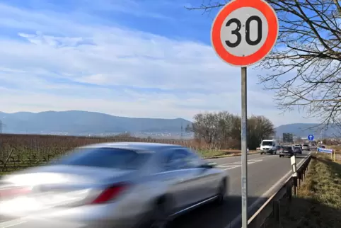 Die Geschwindigkeitsbegrenzung gilt in der Nähe der Anschlussstelle Neustadt-Süd.