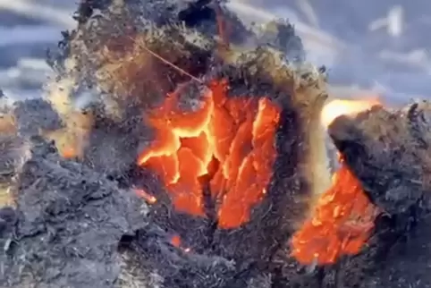 Immer wieder flackerten an der Brandstelle die Glutnester im Inneren des Dämm-Materials auf. 