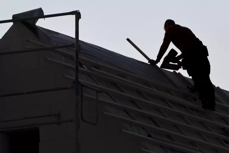 Blieb auf einem Schaden von über 90.000 Euro sitzen: Ein Mann vertraute bei Dacharbeiten offenbar auf eine inkompetente Baufirma