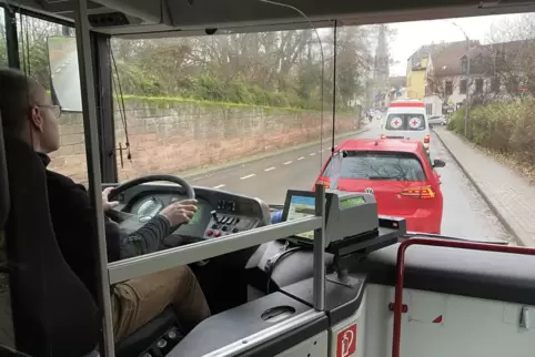 Stetes Ärgernis: Dennis Lischer hat sich mit seinem Bus der Linie 572 in die Warteschlange vor dem Bahnübergang in der Schützens