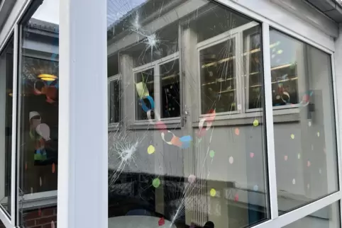 Unbekannte haben unter anderem eine Glasscheibe beschädigt. 