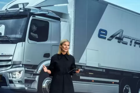 Karin Rådström, CEO Mercedes-Benz Trucks, 2021 beim Produktionsstart des e-Actros in Wörth.