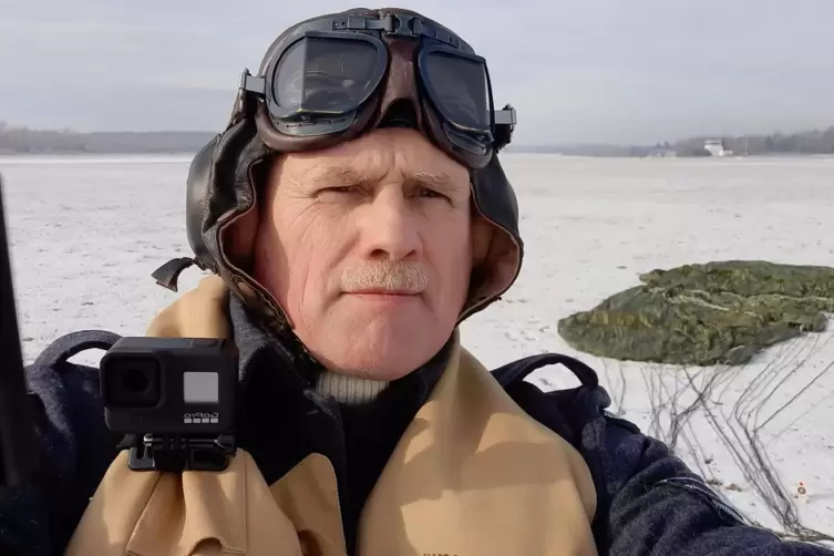 Erik Wieman nach seinem j&uuml;ngsten Sprung in der Montur, wie sie die Flieger der Royal Air Force im Zweiten Weltkrieg trugen. 