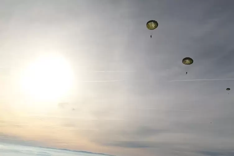 Herabschweben am Winterhimmel. 