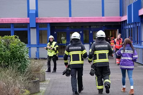 27 Feuerwehrleute sind am Montag vor einer Woche bei der Evakuierung der Schule im Einsatz. Rechts läuft eine Notfallseelsorgeri