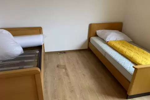 Blick ins Schlafzimmer einer Obdachlosenwohnung in Pirmasens. Nach jedem Wechsel werden Matratze und Decke erneuert. Für die Sau