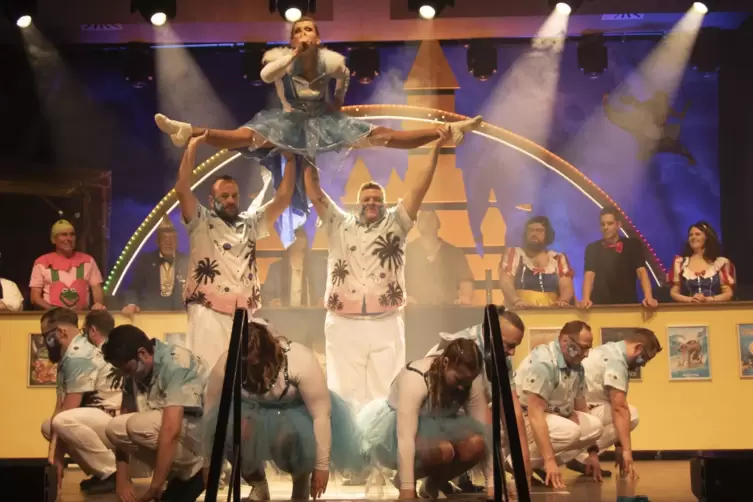 Der aus Gardem&auml;dchen und M&auml;nnerballett bestehende Jubil&auml;umsmix begab sich auf den Weg zu neuen Inseln. 