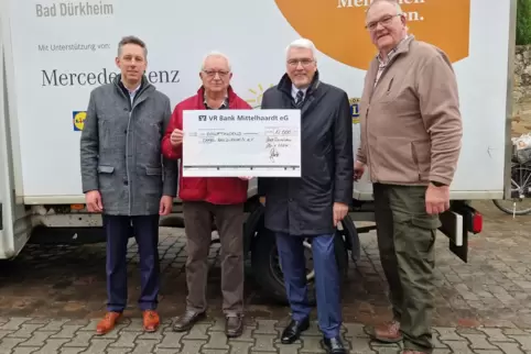  Marco Rischar (links) und Thomas Schutt (Dritter von rechts) von der VR Bank übergeben die Spende an die Tafel-Vorstände Theo B