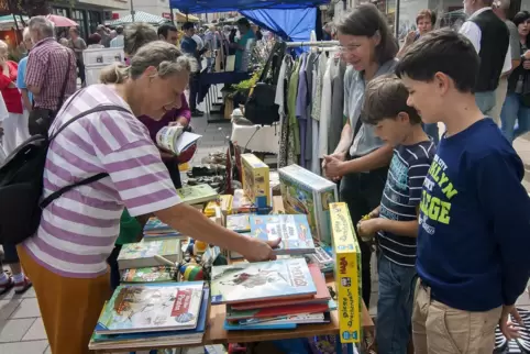 Bücher, Figuren, alte Zeitschriften, und, und, und: Der Homburger Flohmarkt zieht jeden Monat Hunderte Standbetreiber an. 