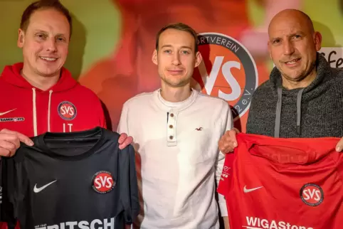 Der sportliche Leiter des SV Steinwenden Lars Theobald (links) und der 1. Vorsitzende Steffen Schmidt (rechts) stellen den zukün