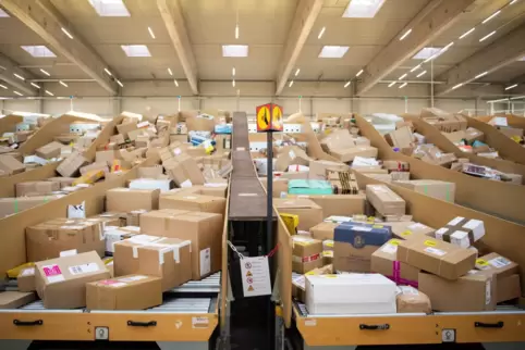 Viele, viele Sendungen stapeln sich in einem Paketzentrum der Deutschen Post und von DHL. 