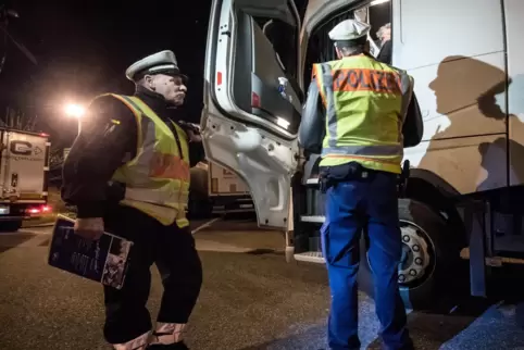 Lkw-Fahrer werden kontrolliert. 
