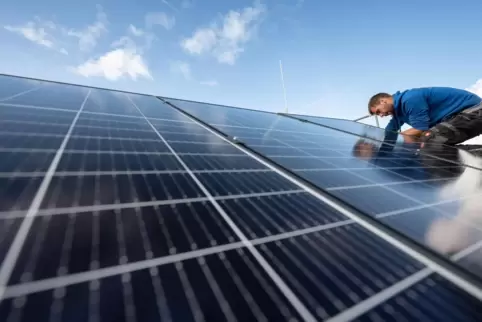 Photovoltaik: Der Strom von zwei Dächern soll rechnerisch für den Betrieb der Kläranlage aufgewendet werden. 