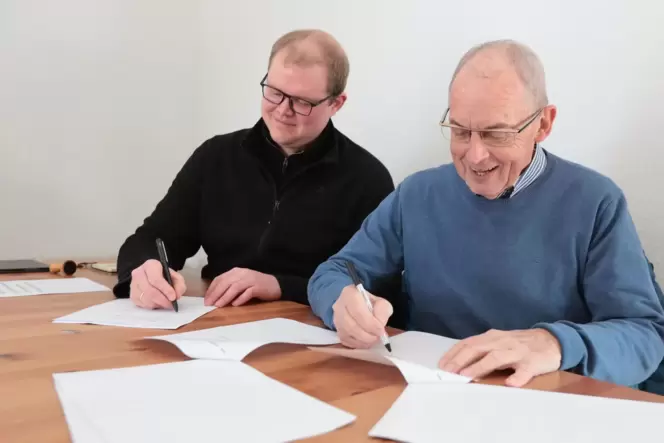 Unterschreiben den Vertragt f+r die Kita-Außenstelle: Pfarrer Julian Kraul (links) und Ortsbürgermeister Werner Majunke.