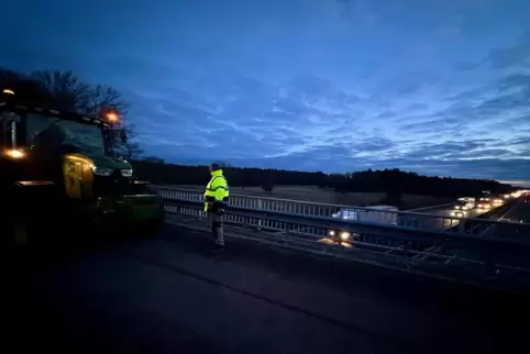 Martin Lauer steht mit seinem Traktor auf einer Brücke über die A6 bei Vogelbach.