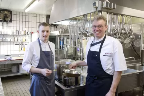 Philipp und Peter Hill (von links) arbeiten zusammen in der Küche des Partyservices. Beide haben eine Ausbildung als Koch hinter