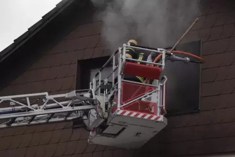 Die Feuerwehr löschte den Brand der Dachgeschosswohnung.
