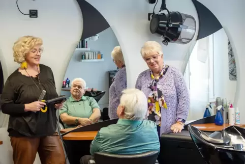 Zwei Generationen in einem Salon: Birgit Ritz-Ochsenreither mit ihren Eltern Rolf Ritz und Ilona Ritz. (von links nach rechts). 