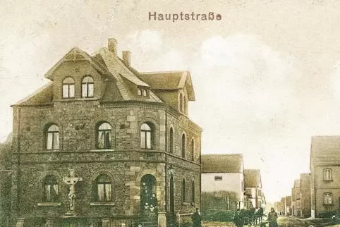Diese Aufnahme des Gebäudes auf einer Mehrbild-Postkarte zeigt: Schon 1918 war von der ersten Kirche nichts mehr zu erkennen.