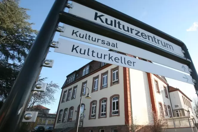 Mit dem Verkauf öffentlicher Gebäude sollen die Finanzen aufgebessert werden. Auch das Kulturzentrum soll veräußert werden. Mit dem Verkauf öffentlicher Gebäude sollen die Finanzen aufgebessert werden. Auch das Kulturzentrum soll veräußert werden.