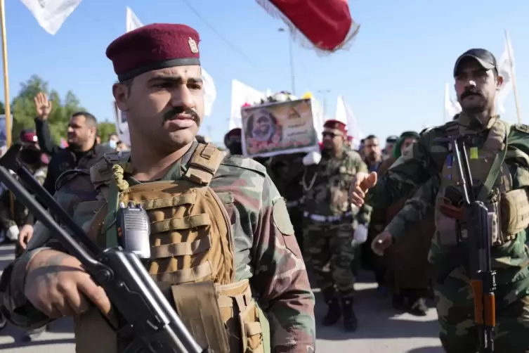 Mitglieder der irakischen Miliz Kata’ib Hisbollah, die vom Iran gelenkt wird. 