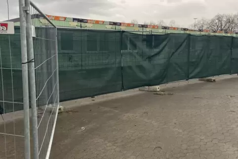 Hinter grünem Sichtschutz: die derzeit schon auf dem Festplatz aufgestellten Wohncontainer für Geflüchtete. 