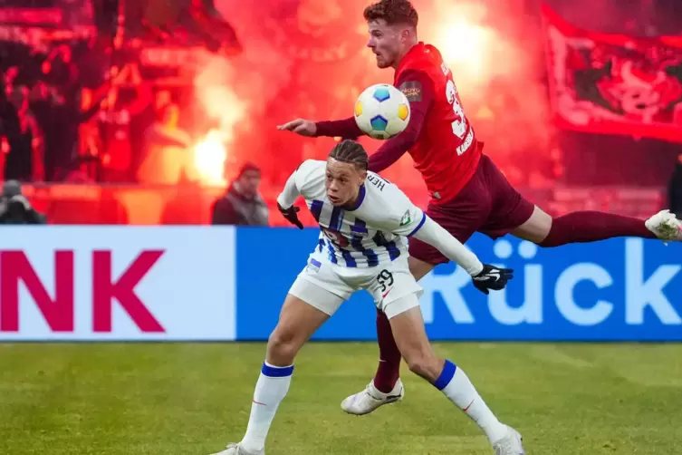 Die Stimmung im Olympiastadion passte, aber der Stadionsprecher hatte einiges zu tun: Die Lauterer Fans z&uuml;ndelten. 