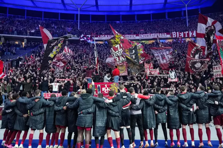Die Spieler des FCK feiern mit den vielen Fans, die aus der Pfalz nach Berlin gekommen sind. 
