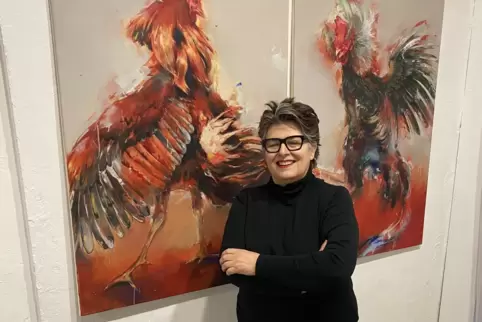 Ingrid Bürgy-de Ruijter in ihrer Galerie mit den flammenden Hähnen der Künstlerin Maria Trezinski aus Speyer. 