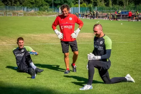 Elversbergs Torwarttrainer Sascha Purket (Mitte) bei der Vorbereitung auf ein Spiel mit seinen Torhütern Frank Lehman (links) un