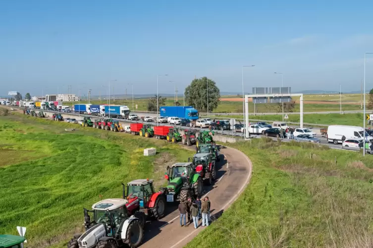 Portugiesische Landwirte blockieren die Autobahn Richtung Spanien. 