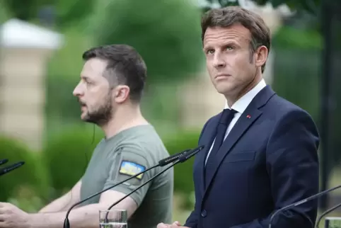 Staatspräsident Macron (rechts) bei einem Besuch seines ukrainischen Amtskollegen Selenskyj. 
