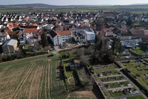 Links vom Friedhof soll das Neubaugebiet entstehen. 